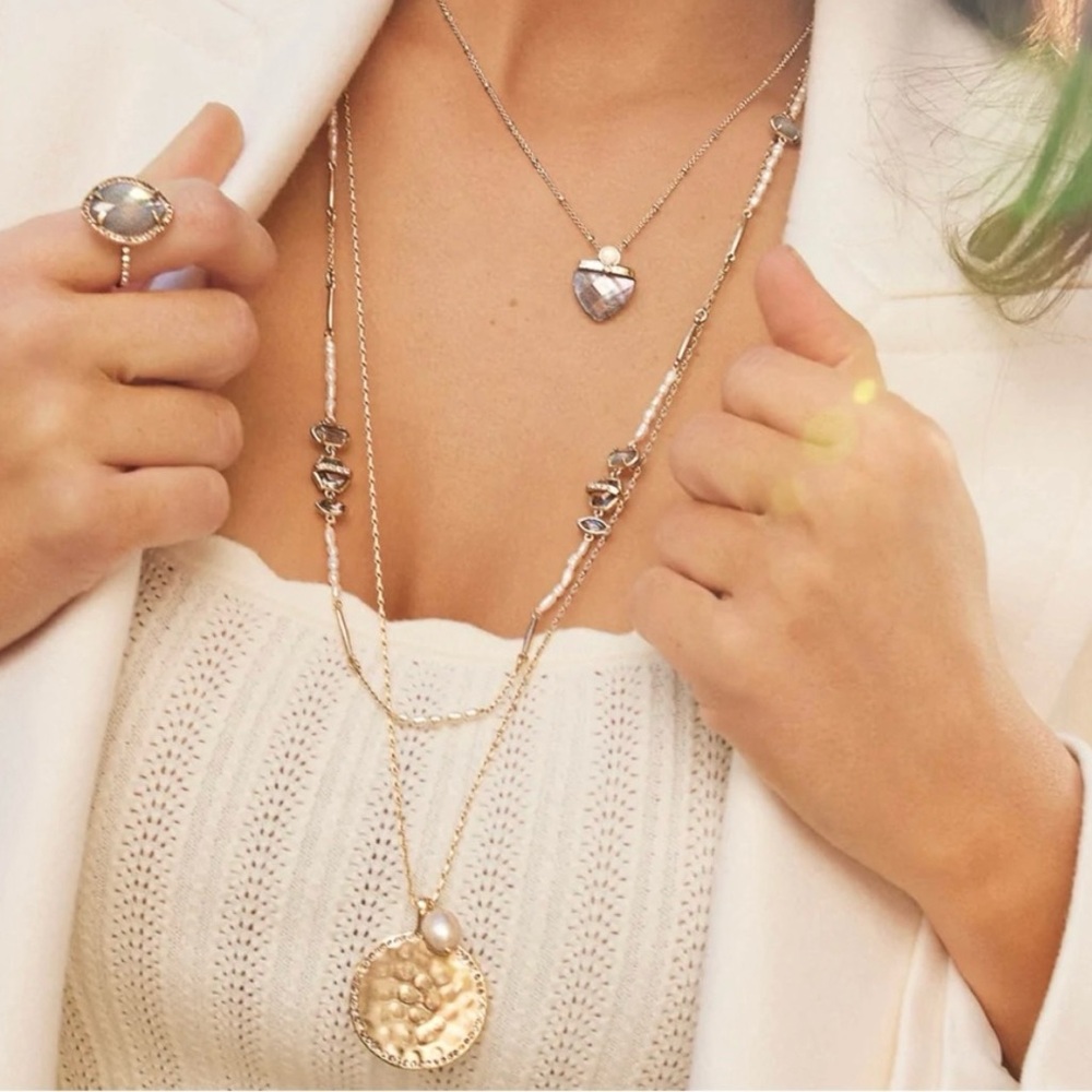 Collector's Box Gold Medallion Pendant - Stella & Dot - NWT! Great gift 🎁🎁